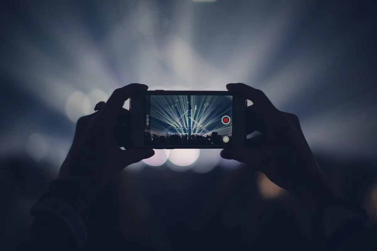 Personne enregistrant une démonstration vidéo à l'écran pour documenter un processus