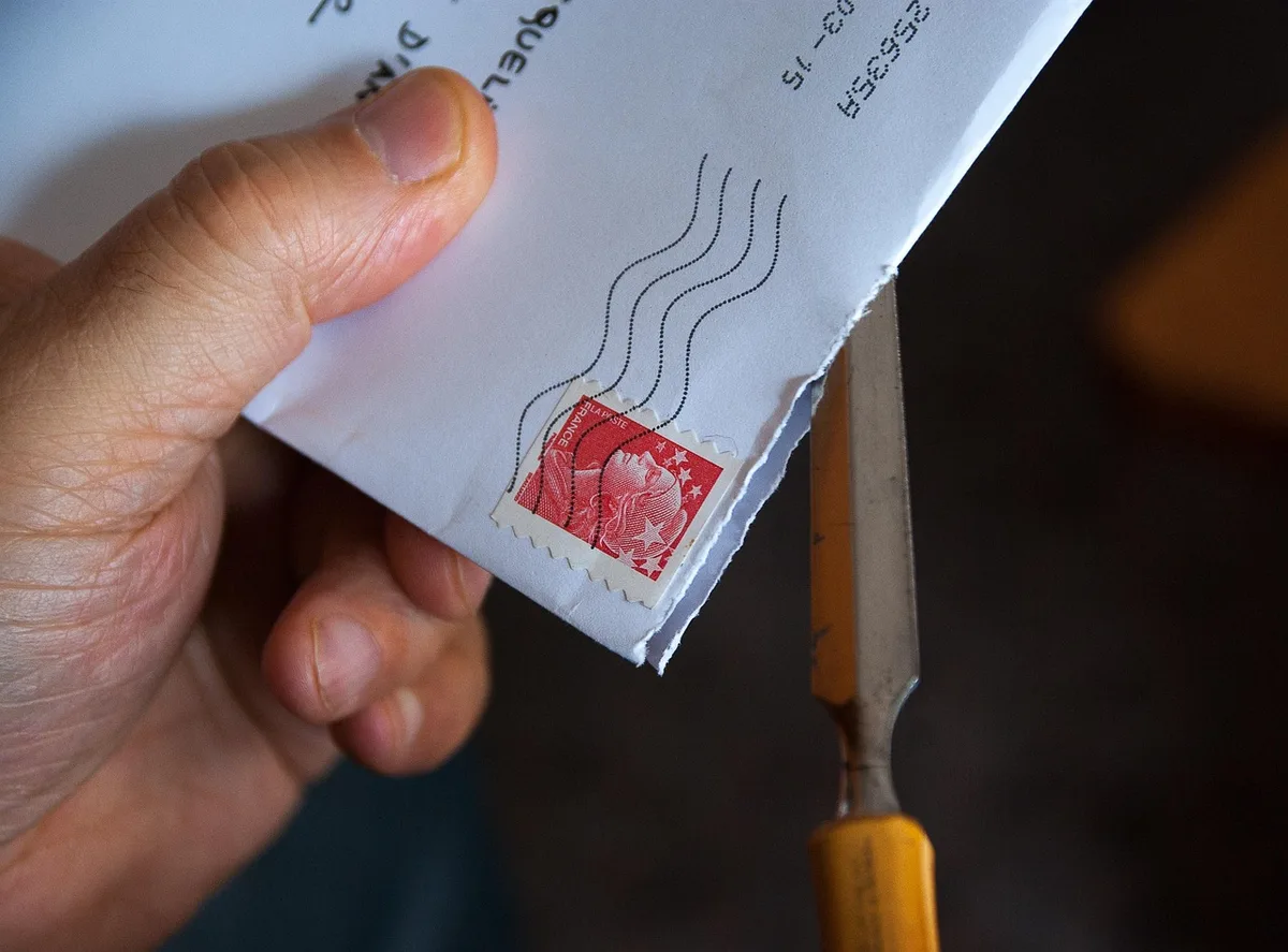 Courrier recommandé avec accusé de réception et enveloppe officielle