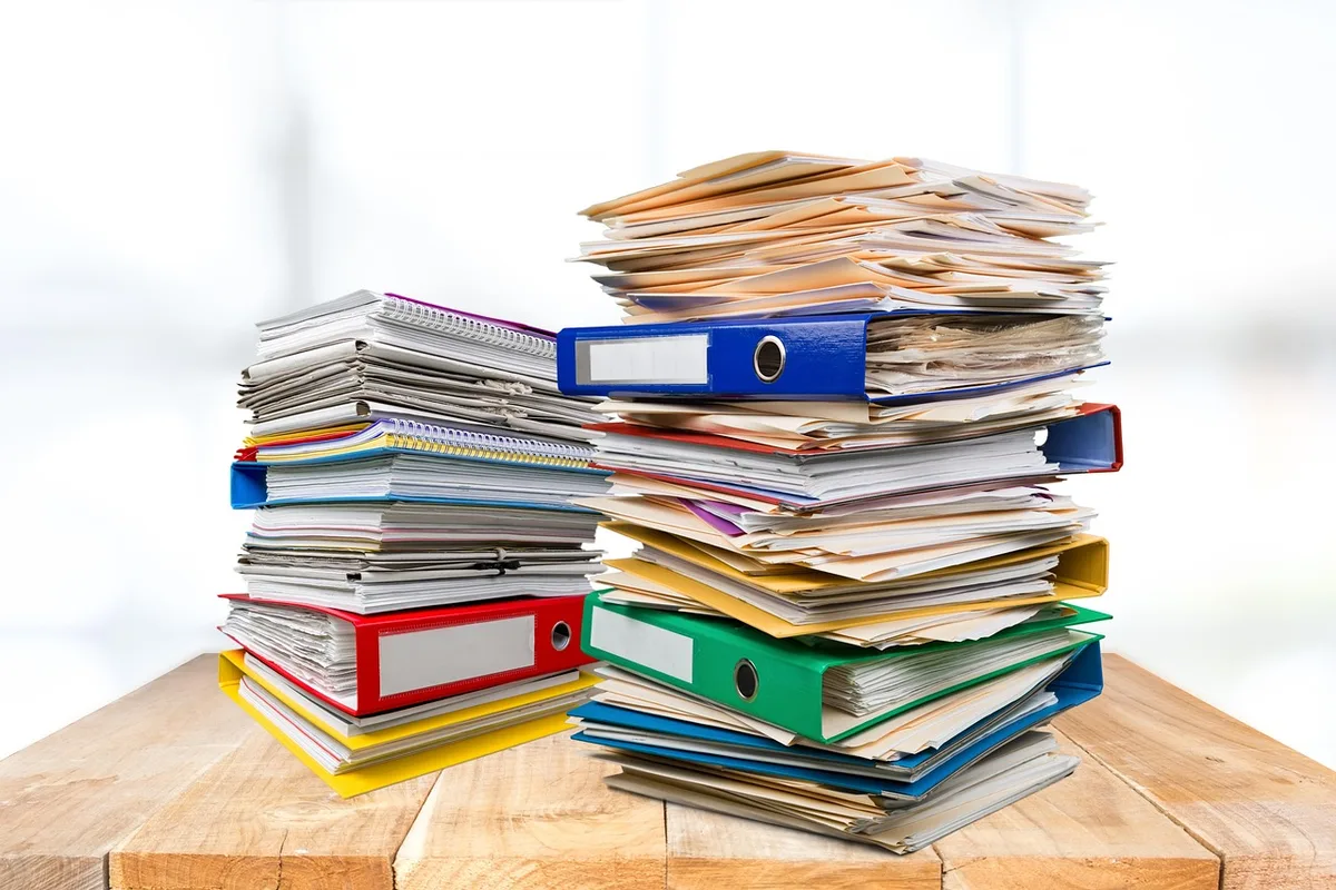Dossier administratif avec documents rassemblés et classés pour une contestation
