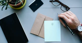 Coffre-fort ouvert avec billets anonymes et dossier de justificatifs sur une table