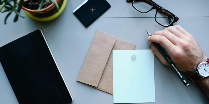 Coffre-fort ouvert avec billets anonymes et dossier de justificatifs sur une table