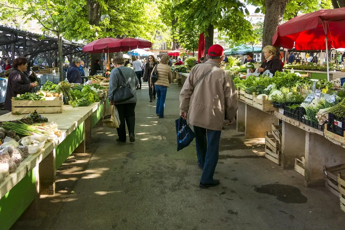 Facture et appareil posé sur un étal de marché