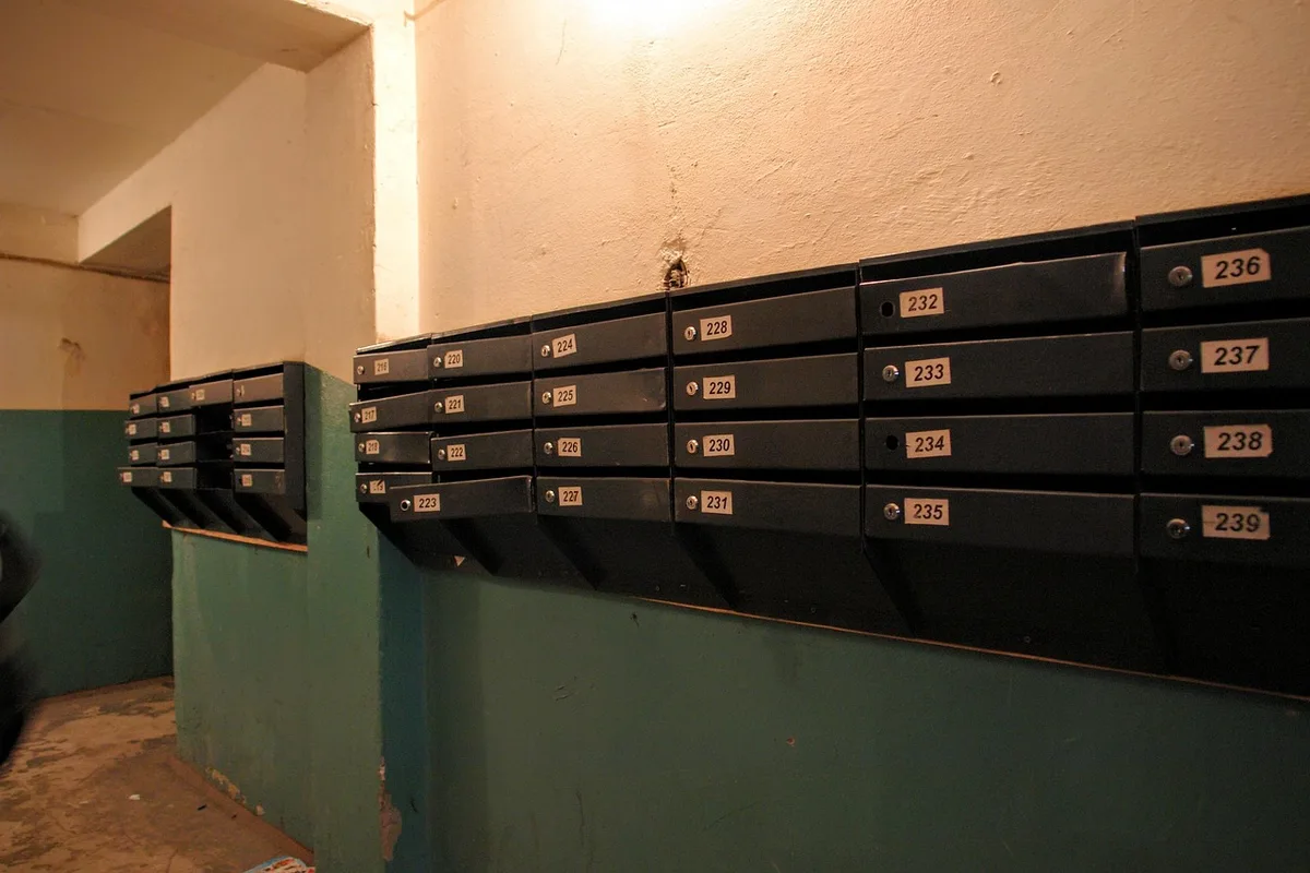 Couloir de bureau avec panneaux directionnels visibles