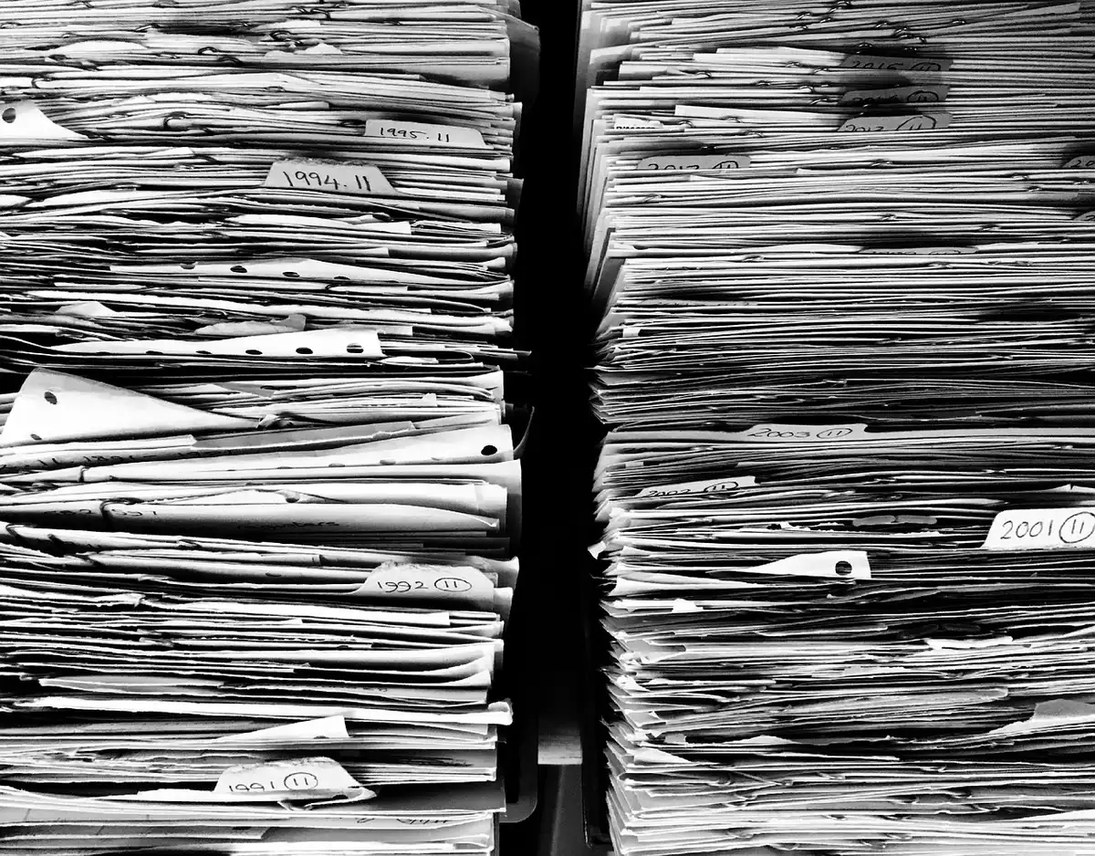 Relevés bancaires et documents organisés, montrant les preuves à conserver pour sécuriser une donation