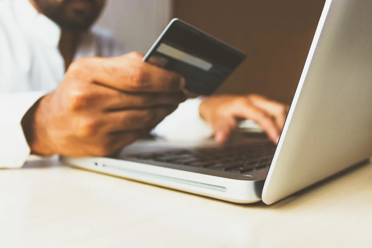 Paiement en ligne de la taxe foncière via smartphone et ordinateur