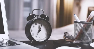 Enveloppe d'avis d'imposition sur un bureau avec calendrier et calculatrice
