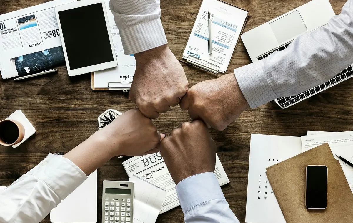 Procès‑verbal de conseil municipal posé sur une table avec stylo
