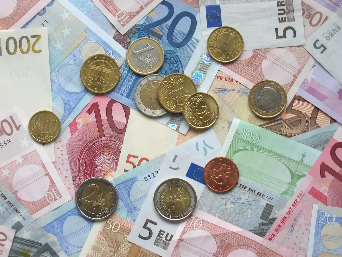 Graphiques comparant fonds en euros et unités de compte sur un écran lumineux
