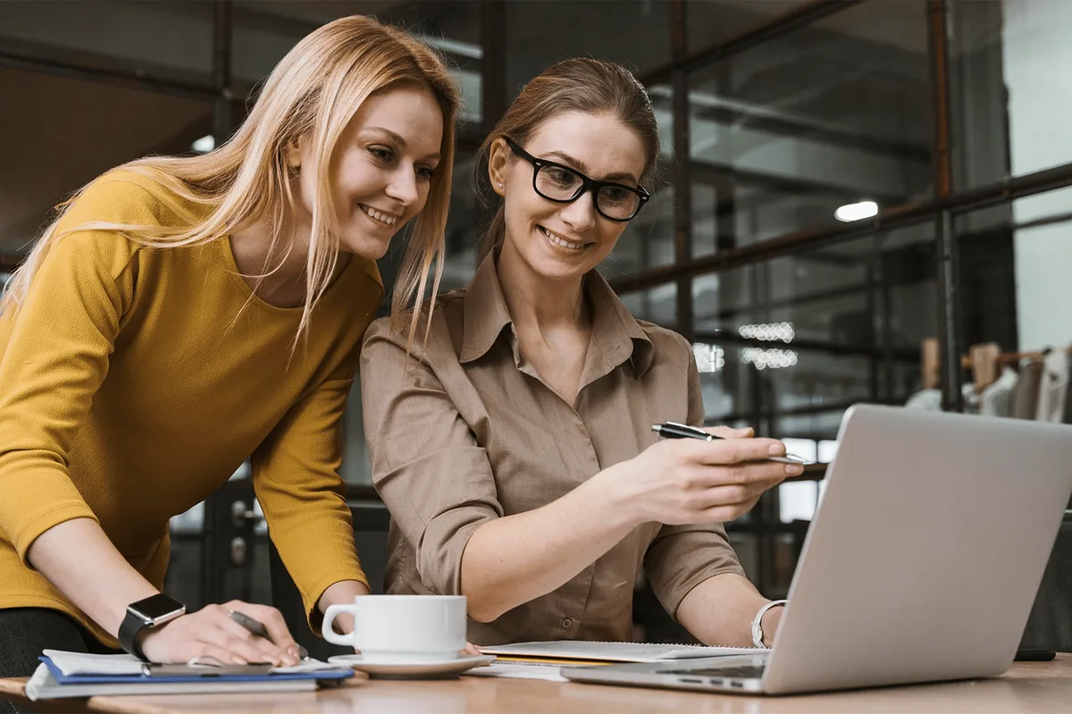 Personnes autour d'une table consultent un plan d'aménagement de bureaux