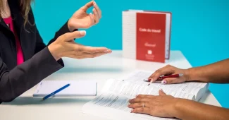 Bureau lumineux avec contrat de gestion locative, mains anonymes et clés en arrière-plan