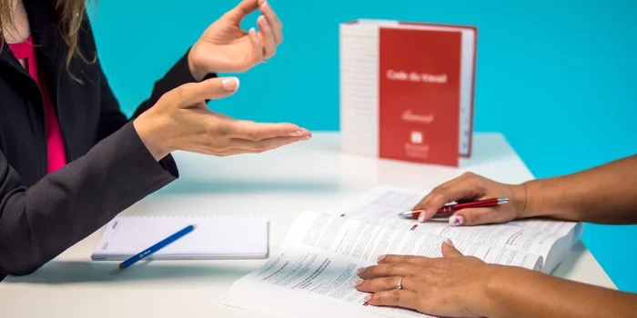 Bureau lumineux avec contrat de gestion locative, mains anonymes et clés en arrière-plan