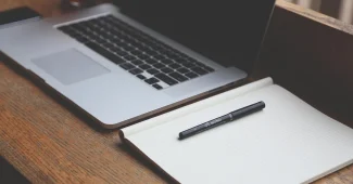 Bureau lumineux avec documents comptables et ordinateur près d'une grande fenêtre