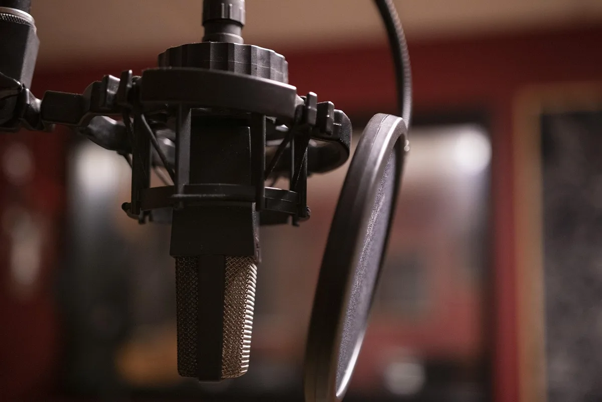 Microphone USB sur un bras, casque et isolation acoustique simple
