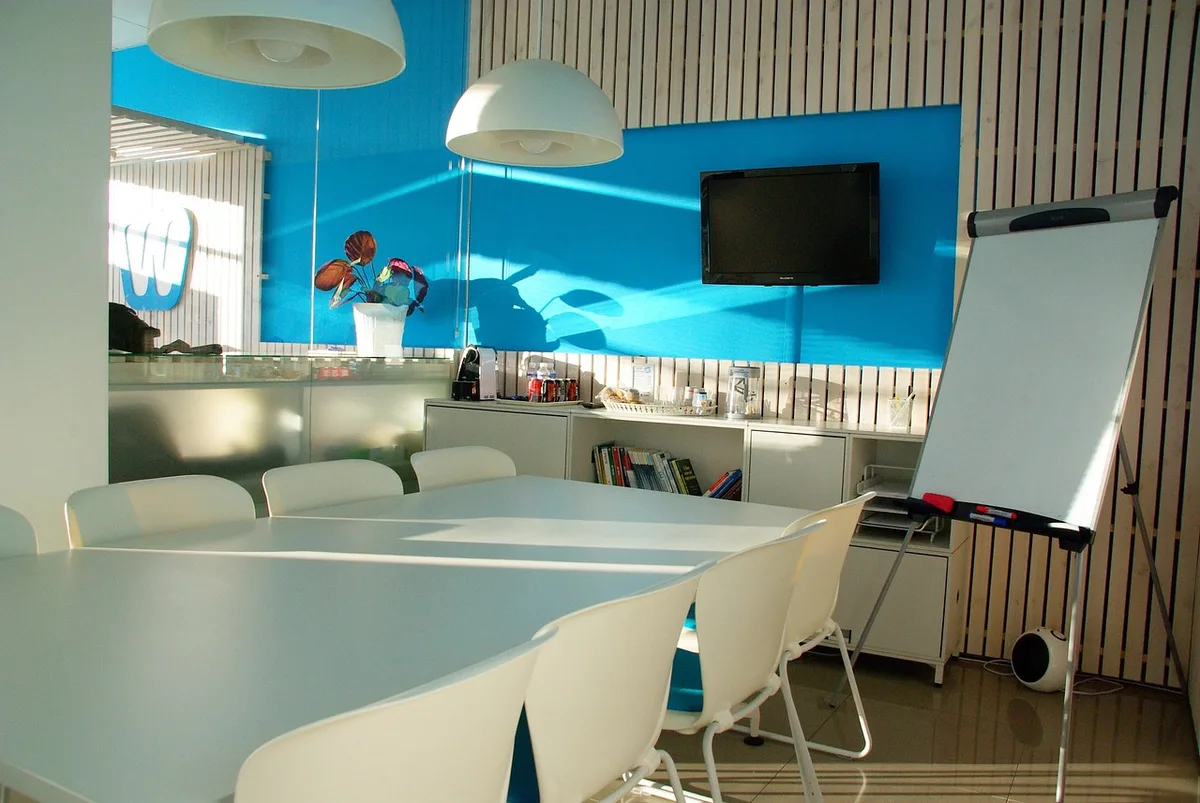 Espace de coworking lumineux avec bureaux partagés et zone d'accueil