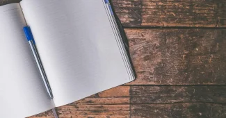 Bureau de notaire en plein jour avec acte et plans posés sur la table