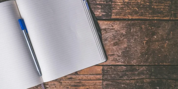 Bureau de notaire en plein jour avec acte et plans posés sur la table