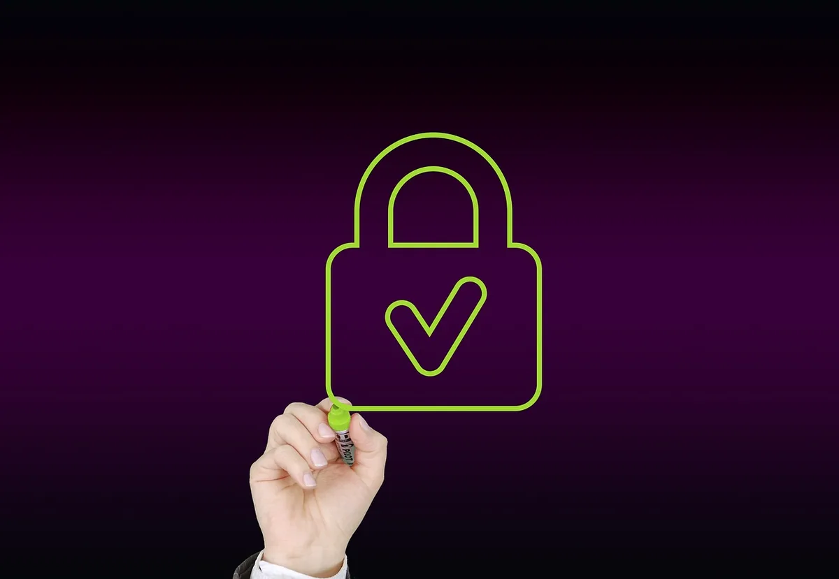 Carnet avec checklist de sécurité et smartphone montrant authentification à deux facteurs