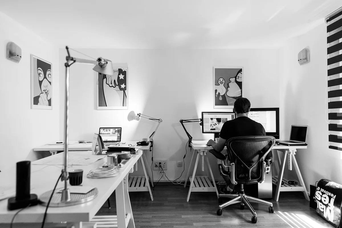 Document de conformité RGPD posé près d'un ordinateur portable en bureau