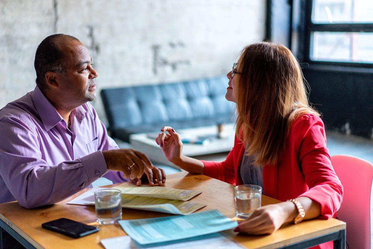 Dossier de retraite et formulaires sur une table
