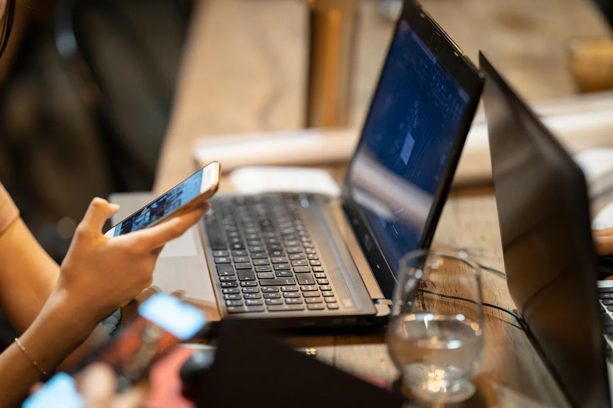 Ordinateur portable, smartphone et carnet montrant une séquence multicanal de prospection