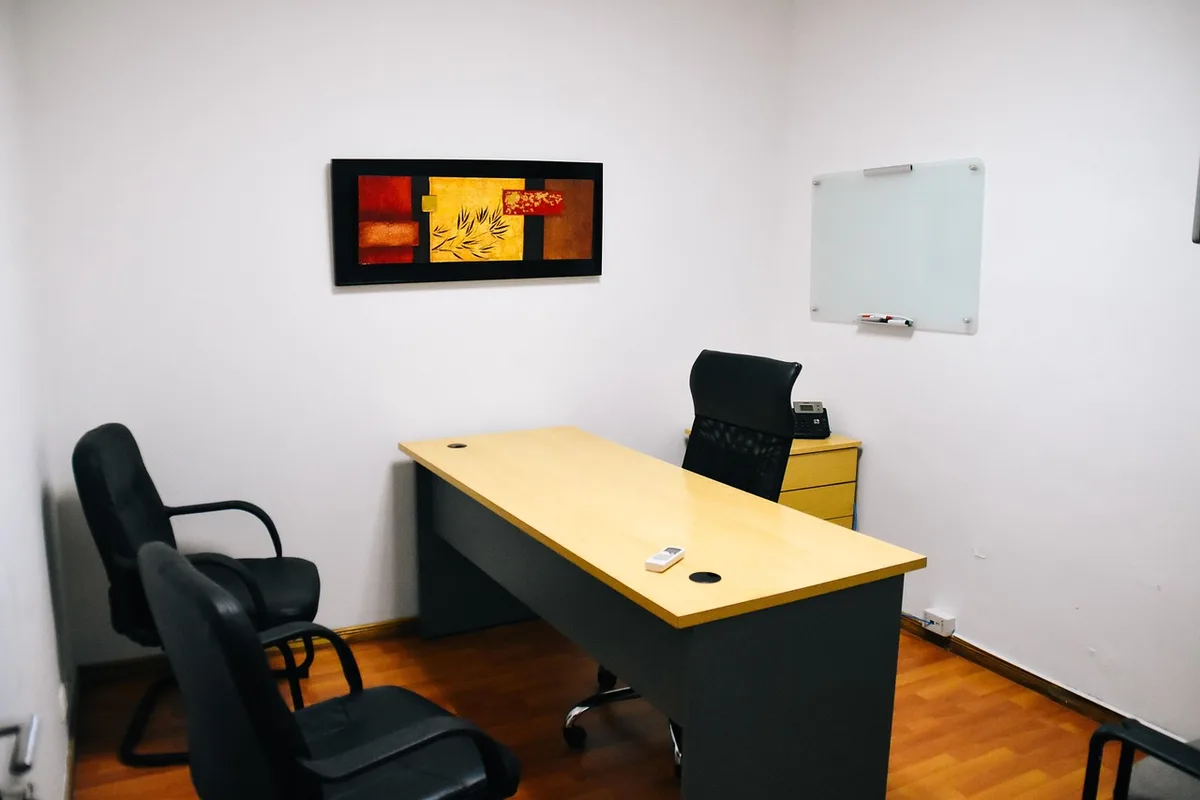 Aménagement intérieur d'un petit bureau en bois équipé pour une réunion