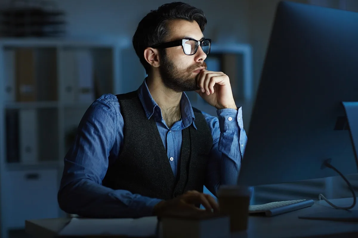 Professionnels au travail dans un open space lumineux