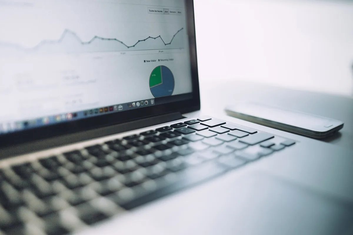 Écran montrant un tableau de bord d'analytique marketing