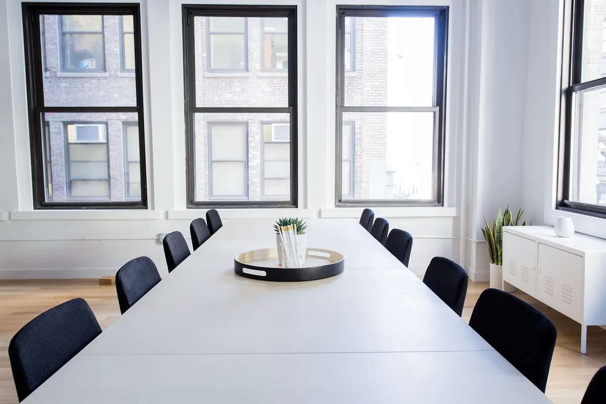 Rencontre entre une entrepreneure et un mentor discutant autour d'une table en journée