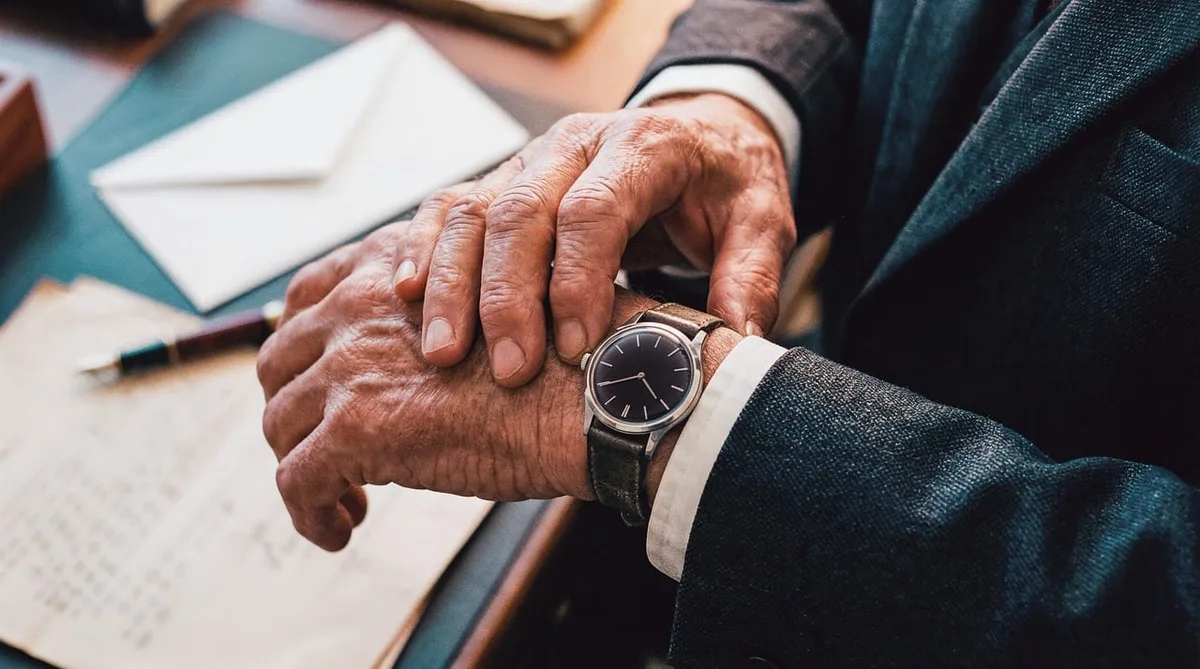 Documents d'assurance et contrat sur un bureau, focus sur les clauses