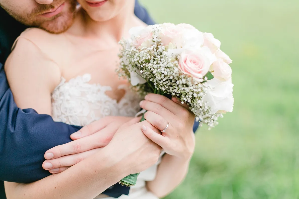 Couple et documents de régime matrimonial sur une table