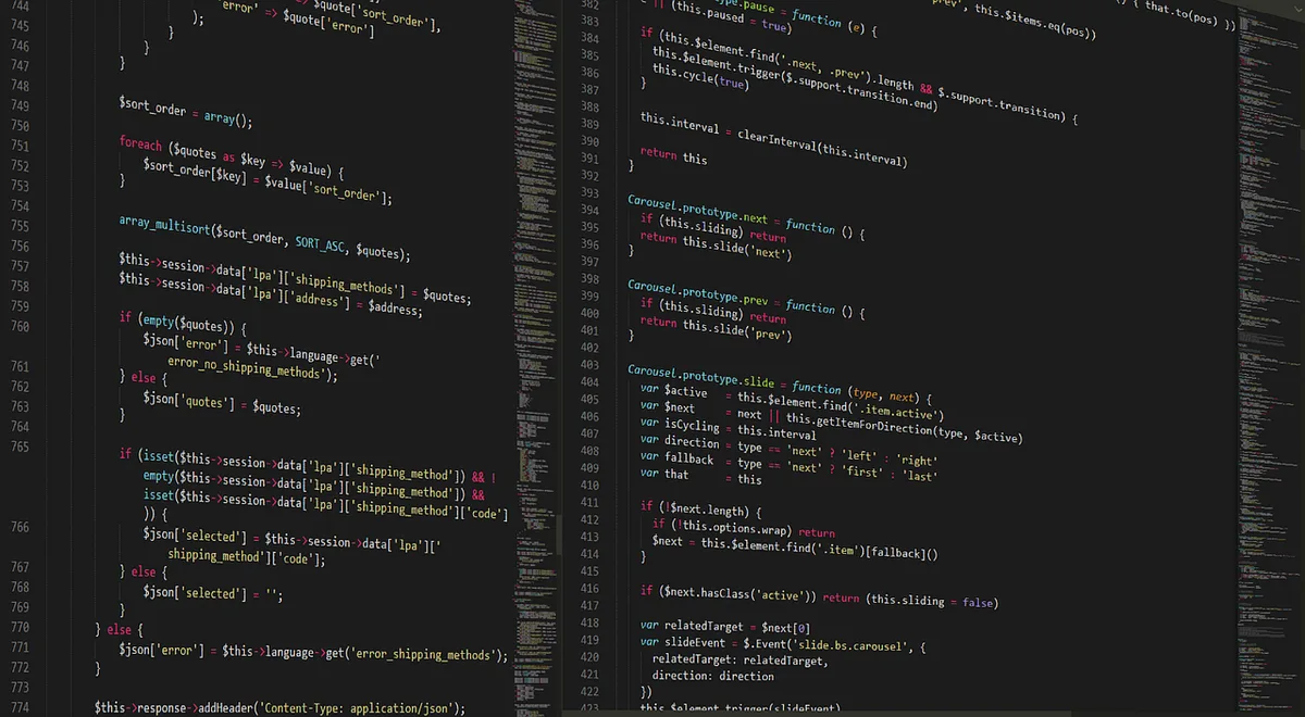 Personne vérifiant la vitesse d'un site web sur un ordinateur