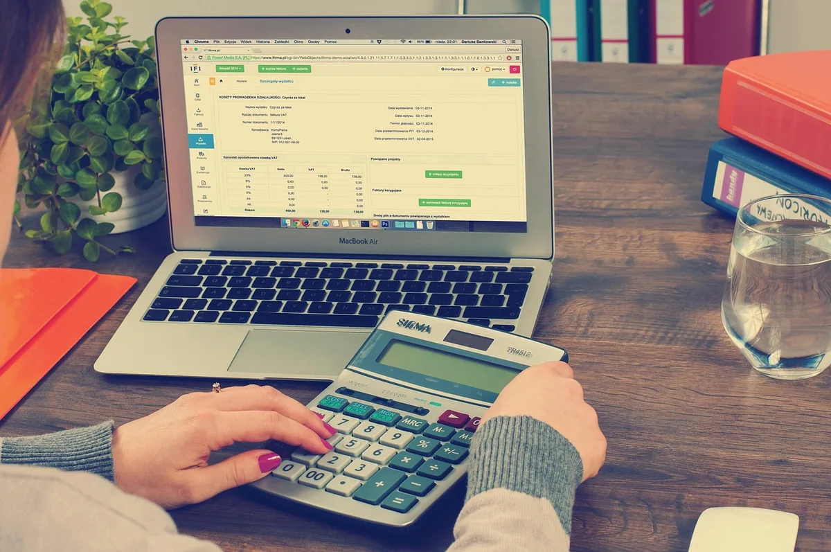 Mains de retraité tenant un avis de taxe foncière près d'une fenêtre