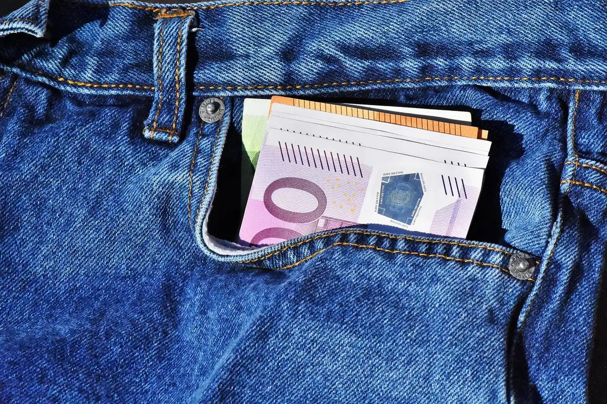 Formulaire et enveloppe sur un bureau indiquant un don en espèces