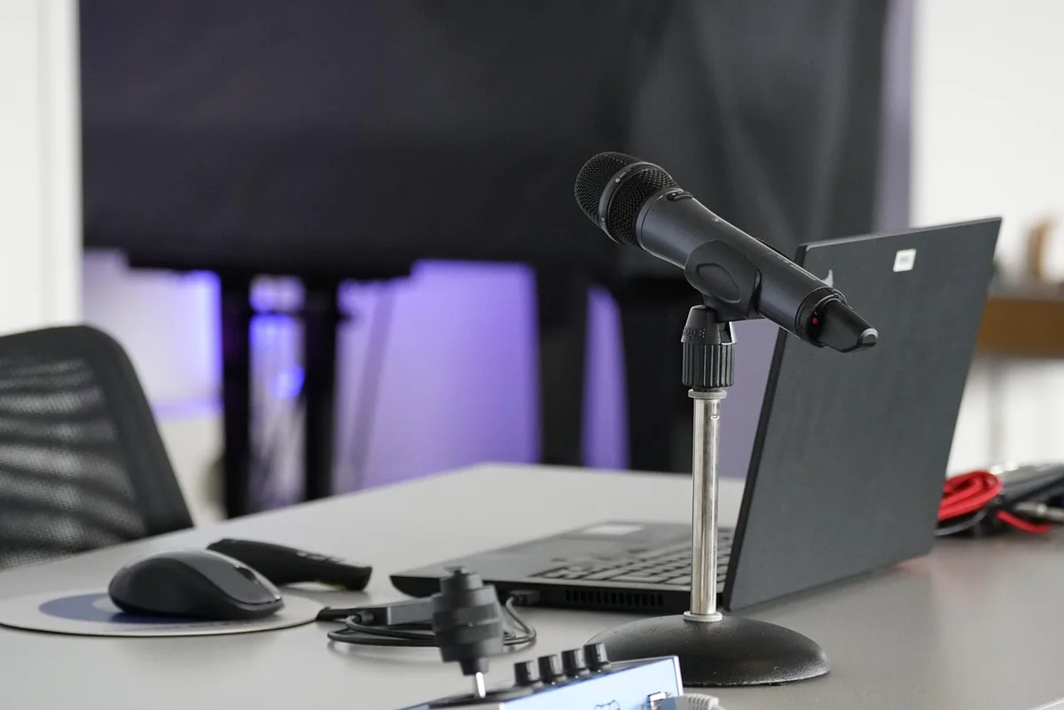 Un notaire et un couple discutant de documents sur une table claire