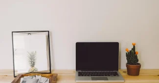 Bureau lumineux avec mains remplissant un formulaire de donation sur un bureau en bois