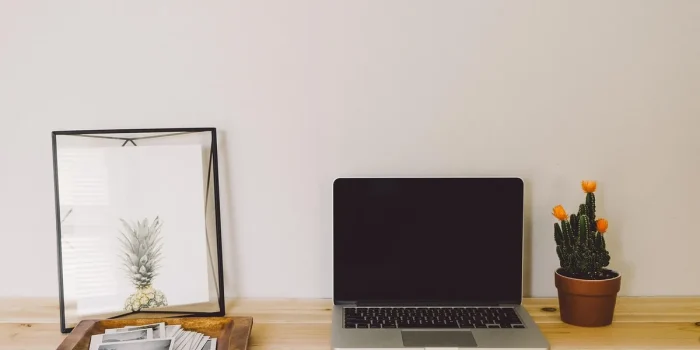 Bureau lumineux avec mains remplissant un formulaire de donation sur un bureau en bois